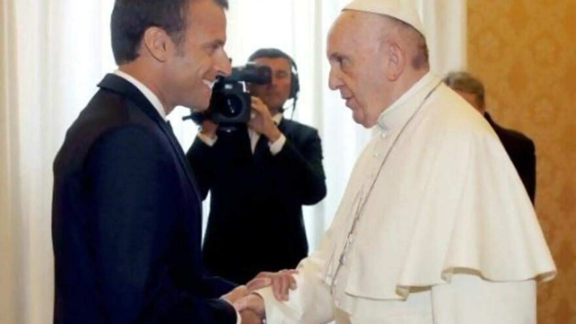 Macron-papa francisco-AFP